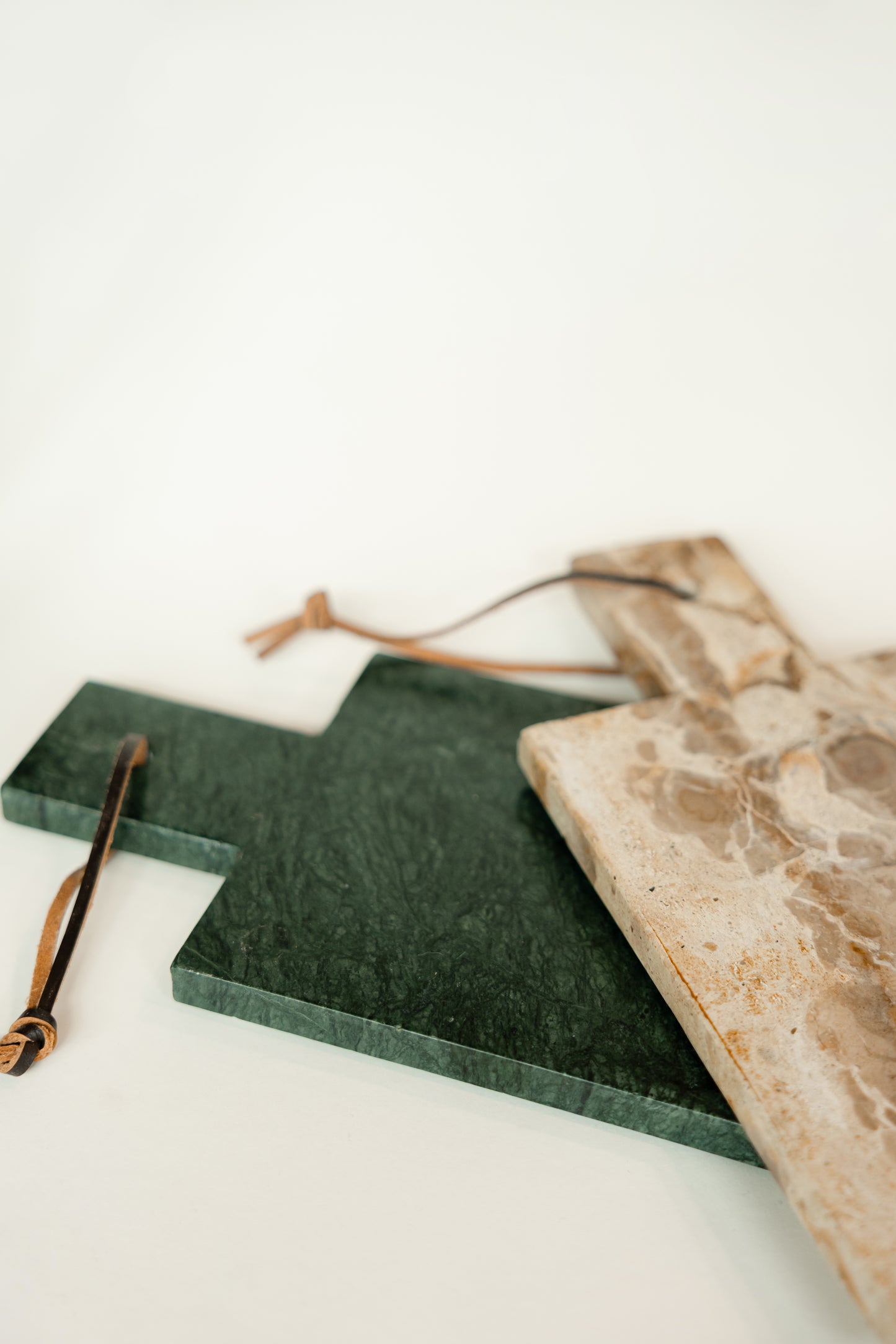 MARMOR-SCHNEIDEBRETT – Edles Marmorboard in Dunkelgrün & Beige