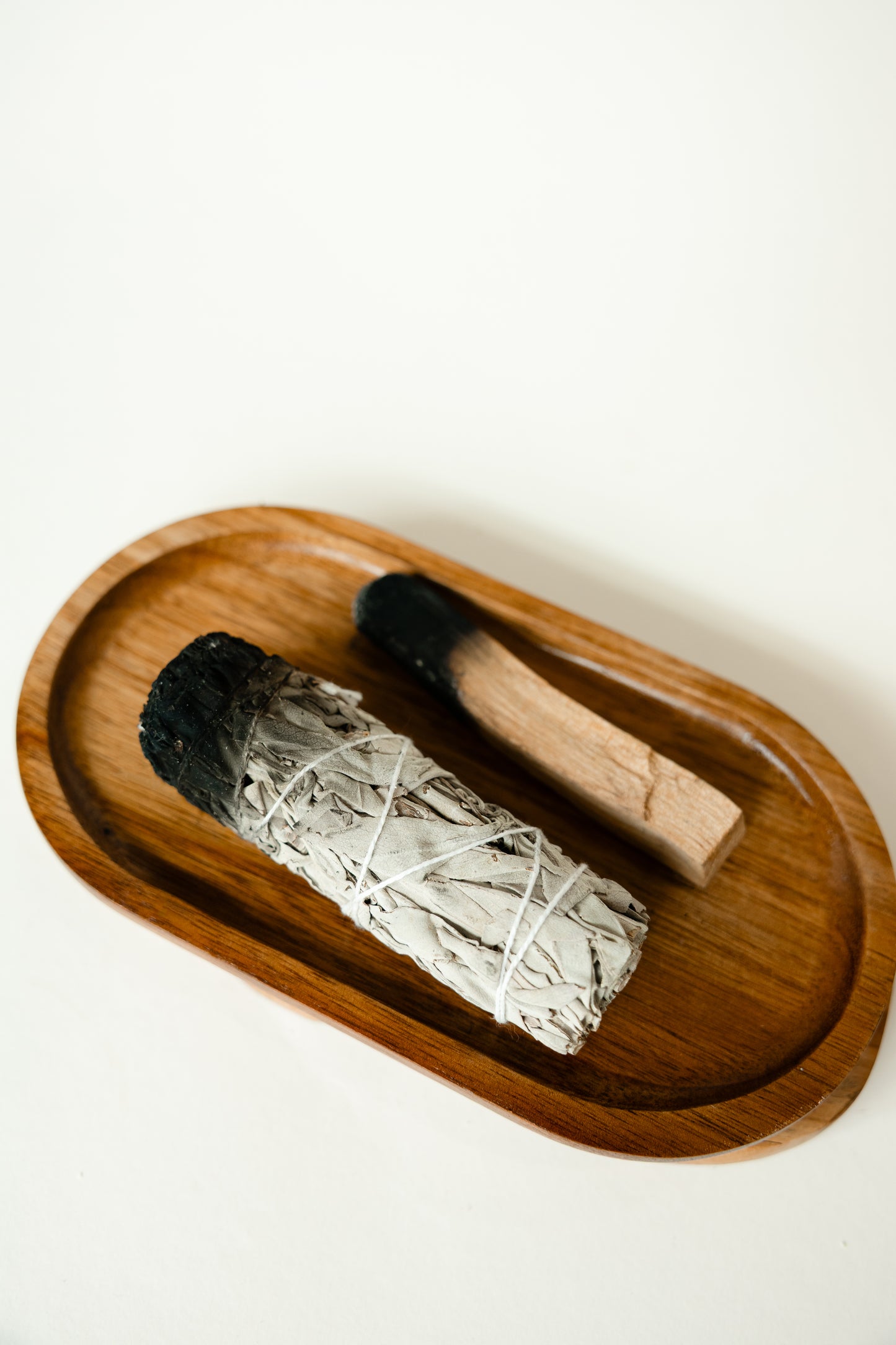 SMUDGE STICK – Räucherbündel White Sage, Juniper, Cedar, Rose, Palo Santo