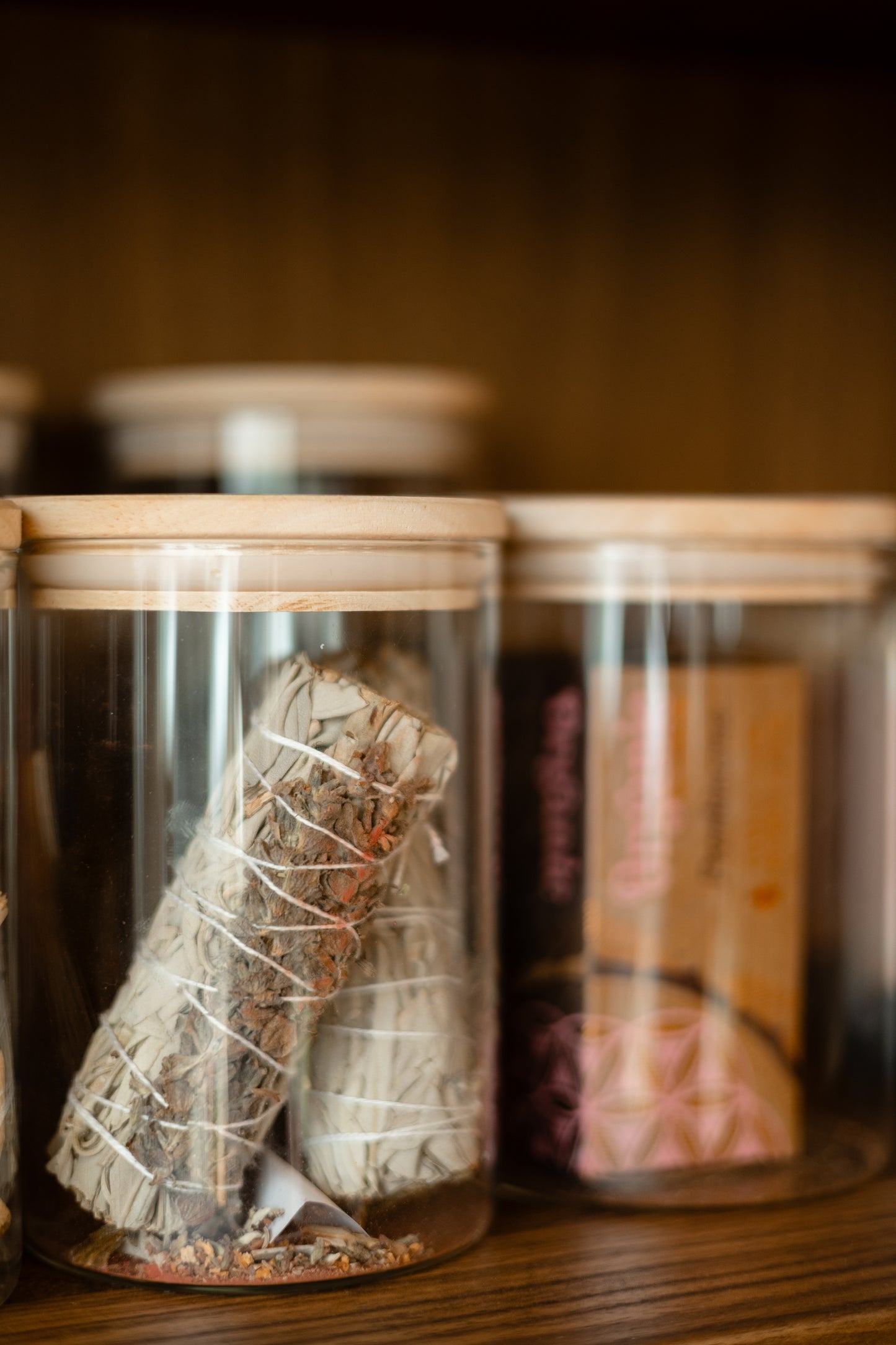SMUDGE STICK – Räucherbündel White Sage, Juniper, Cedar, Rose, Palo Santo