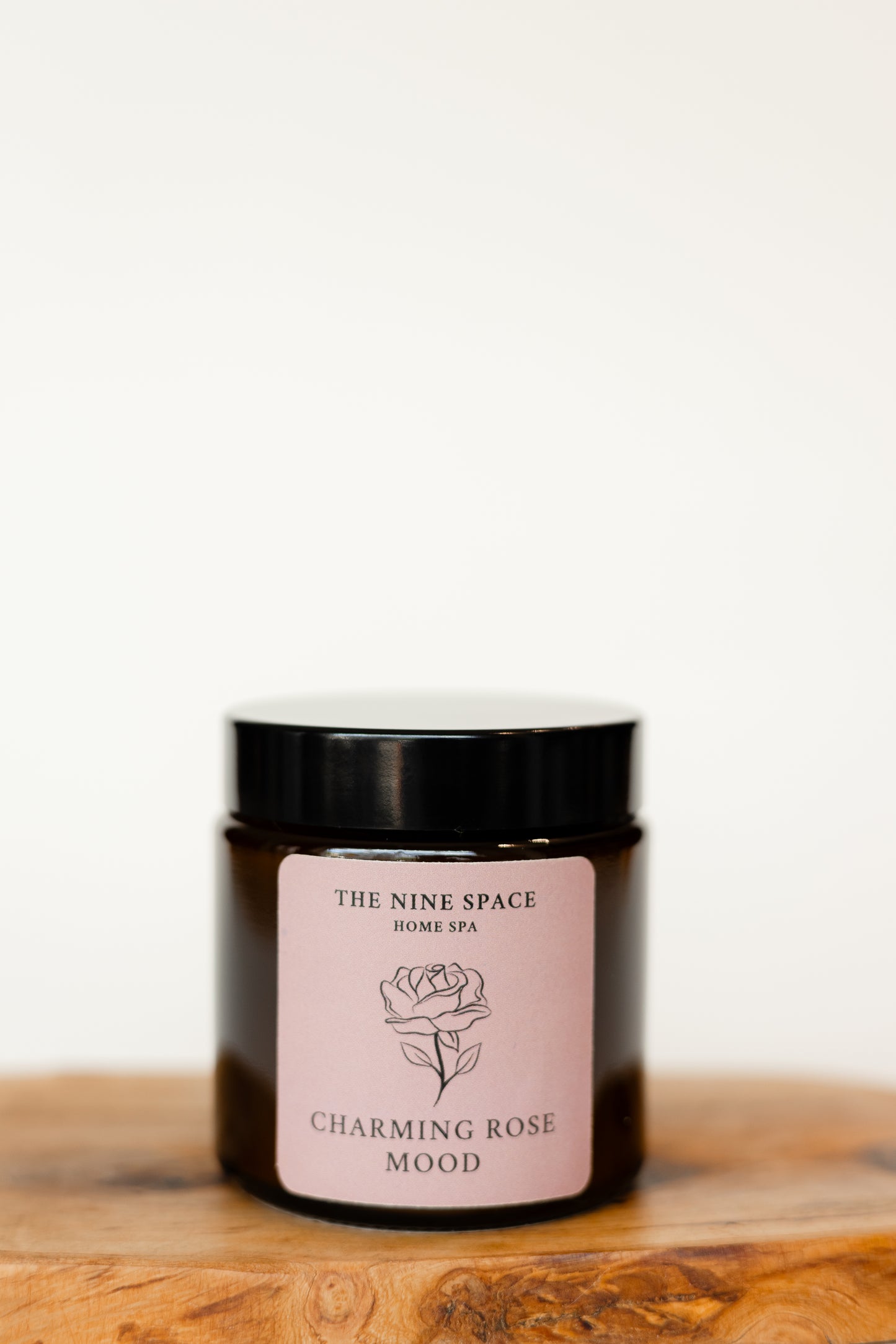 CHARMING ROSE Duftkerze im Braunglas Mini mit Rosenblueten | THE NINE SPACE