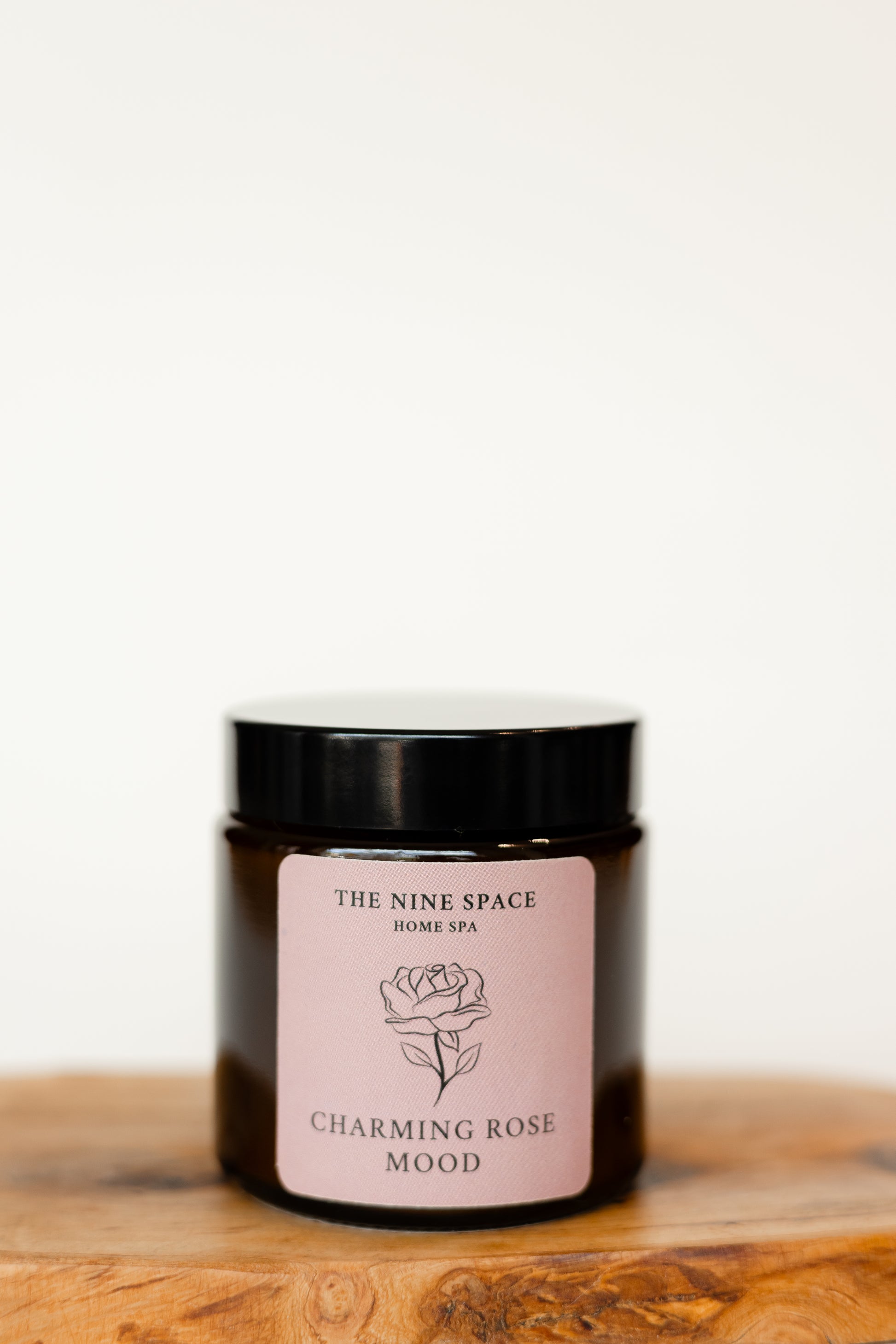 CHARMING ROSE Duftkerze im Braunglas Mini mit Rosenblueten | THE NINE SPACE