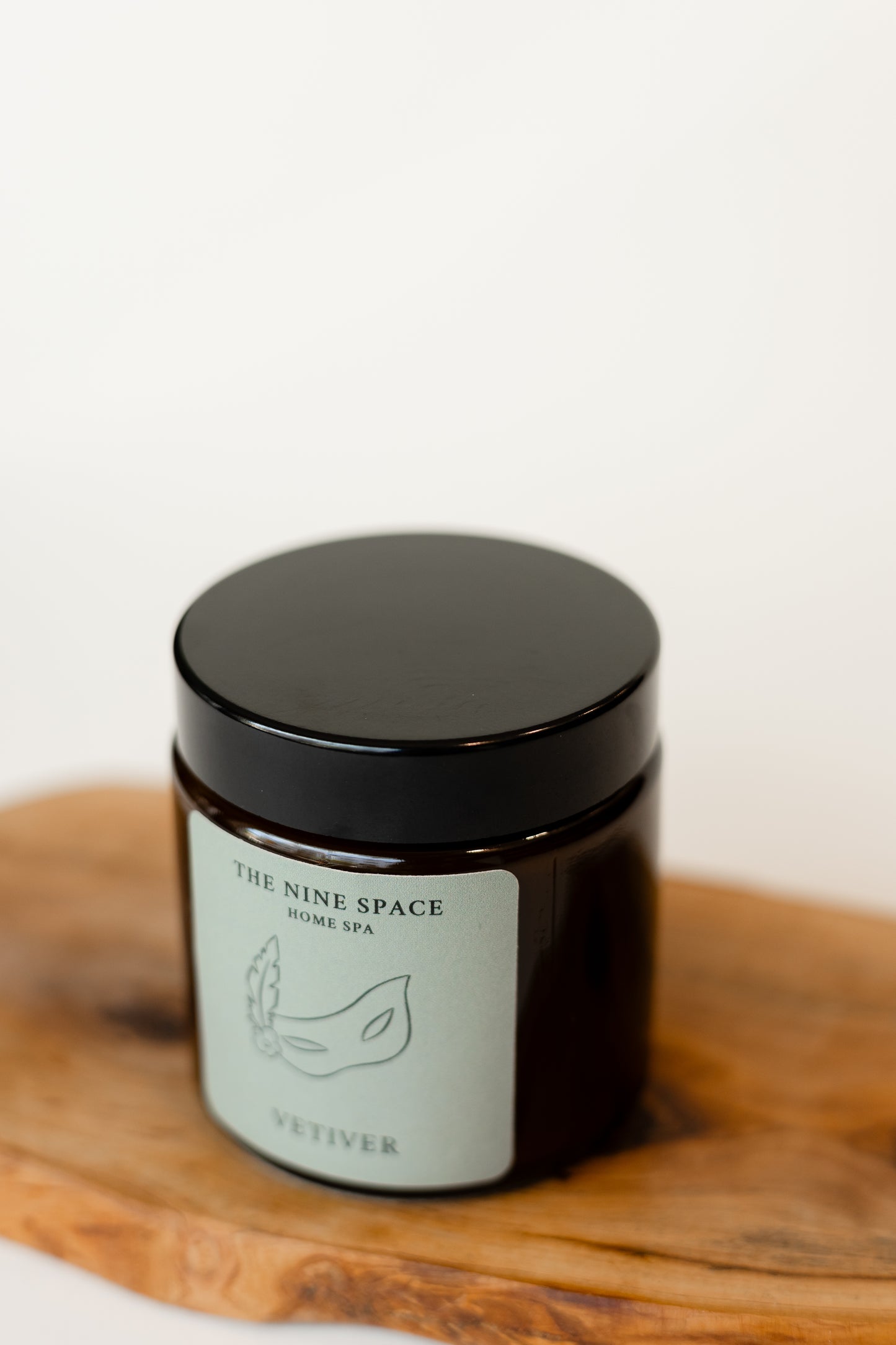 Vetiver Duftkerze Braunglas Detail | THE NINE SPACE