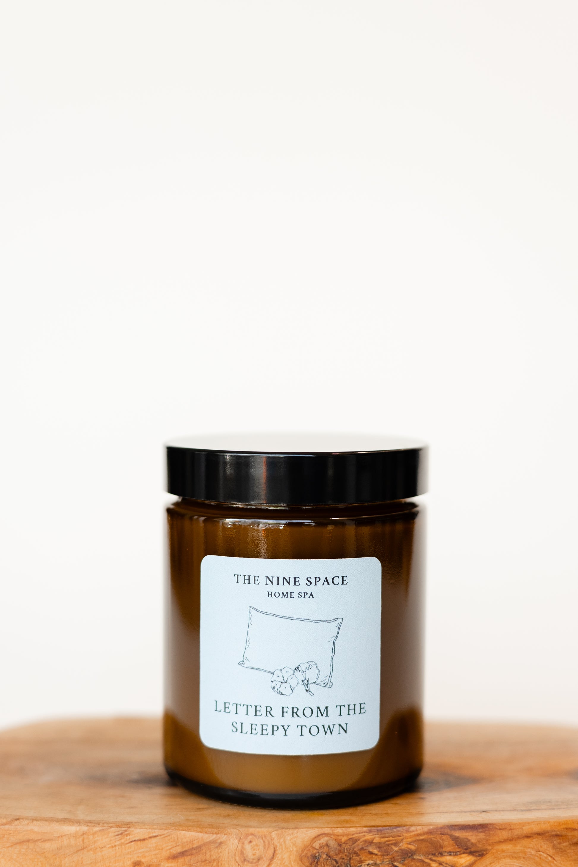 Letter from the SLEEPY TOWN Duftkerze Braunglas weich und warm | THE NINE SPACE