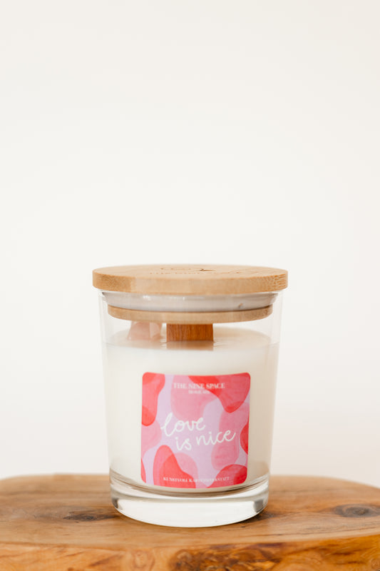 LIMITED EDITION - LOVE IS NICE Kerze  -  Klarglas mit Holzdocht