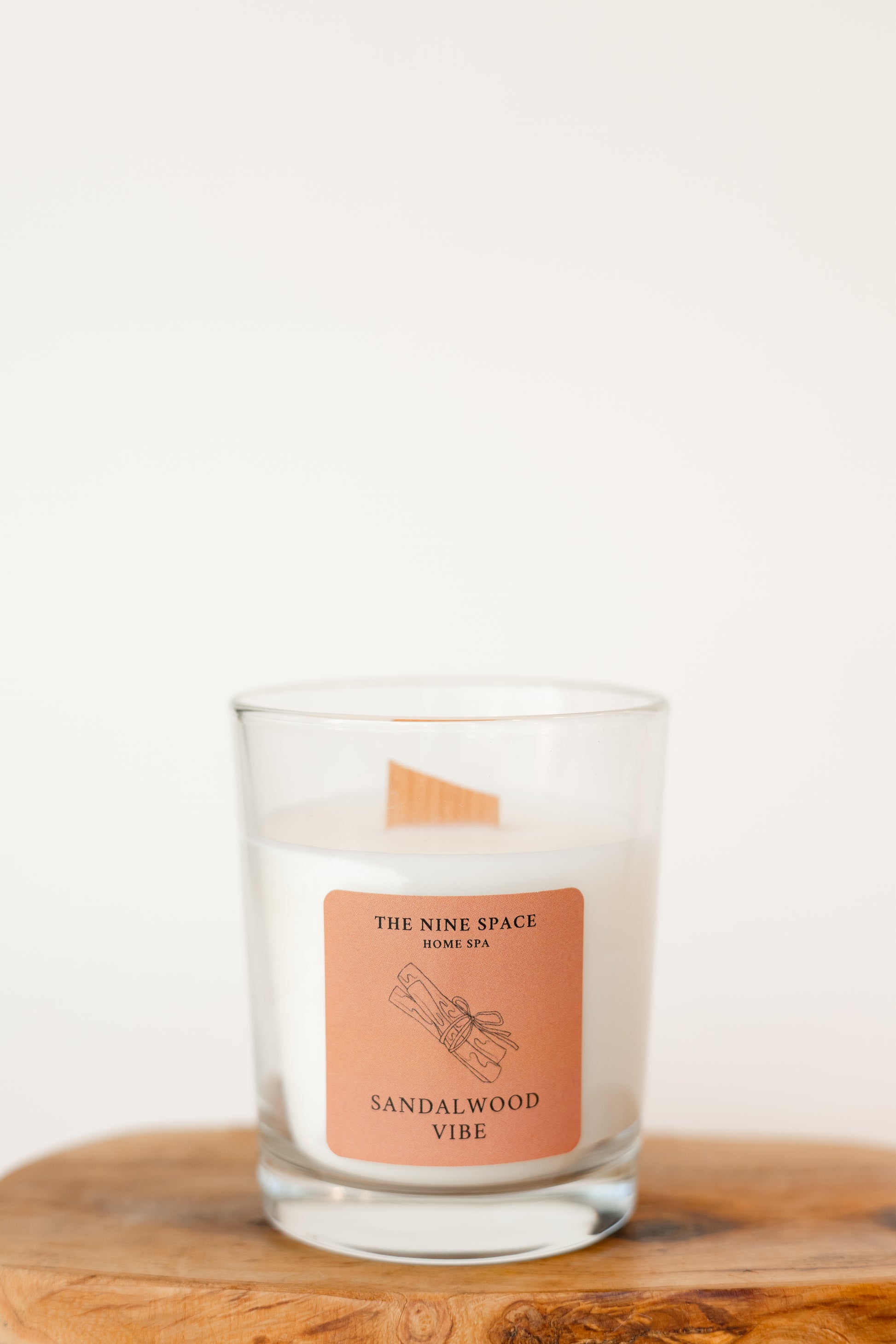 Sandalwood Duftkerze brennend Klarglas | THE NINE SPACE