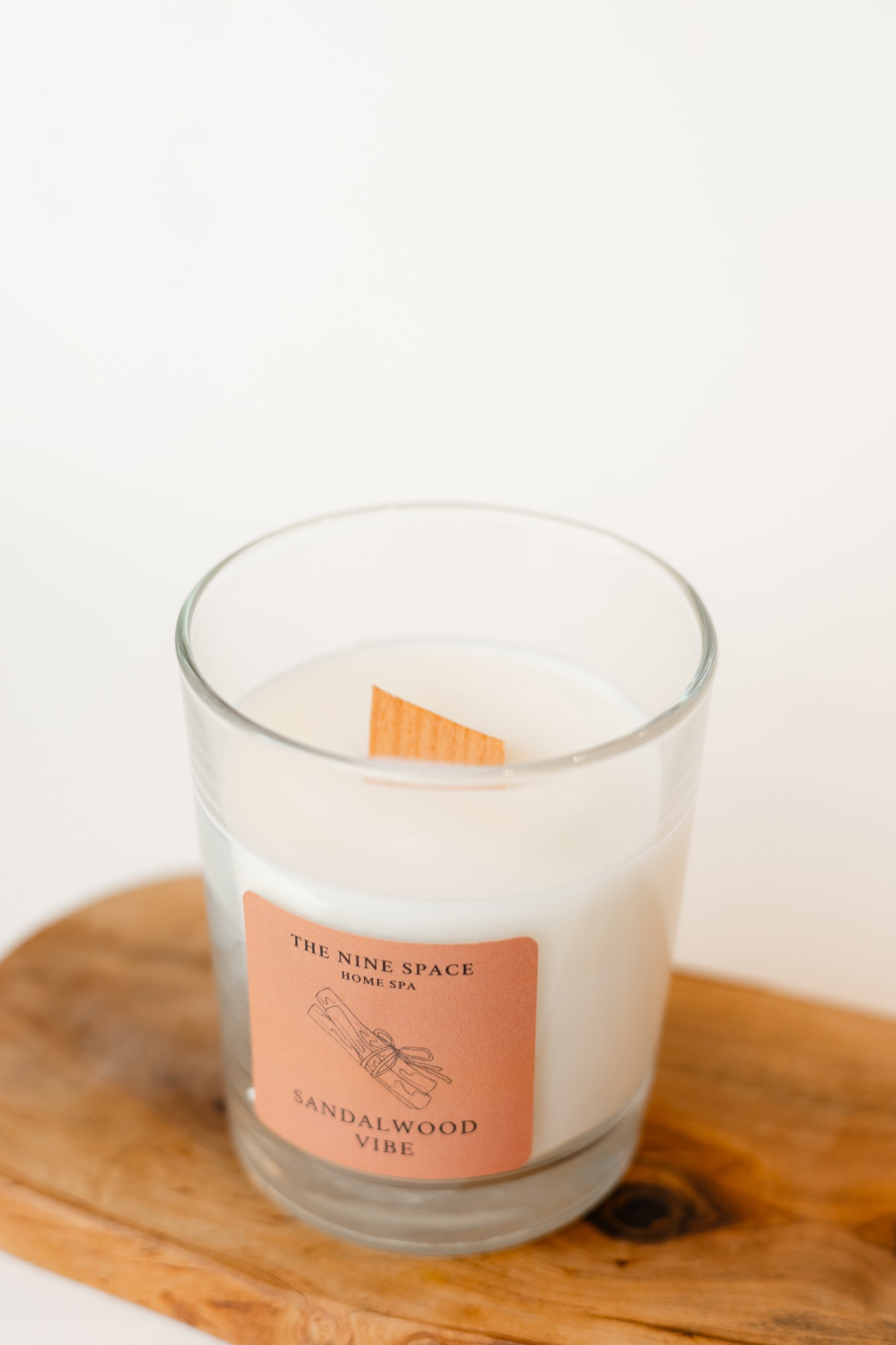 Sandalwood Kerze Stimmungsbild edel und cremig | THE NINE SPACE