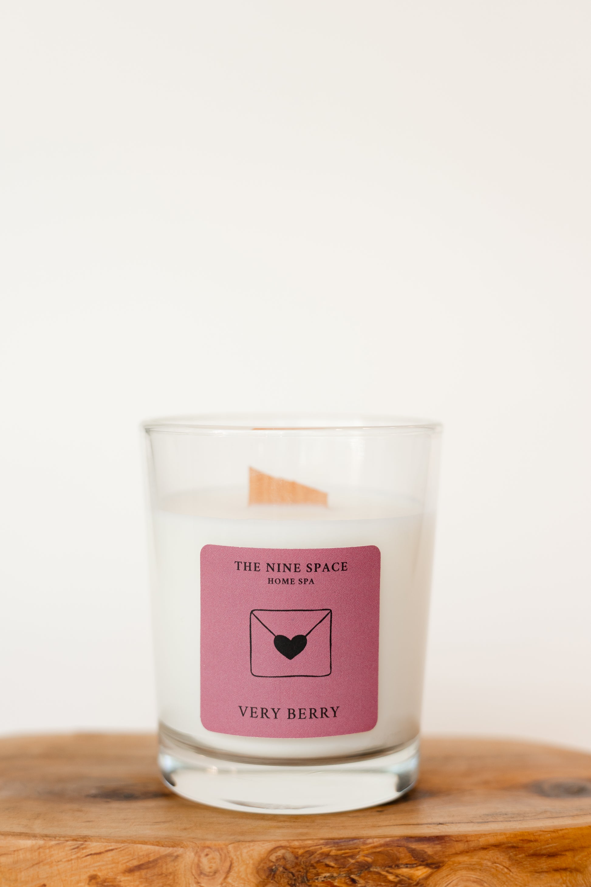 Very Berry Duftkerze Holzdocht brennend | THE NINE SPACE