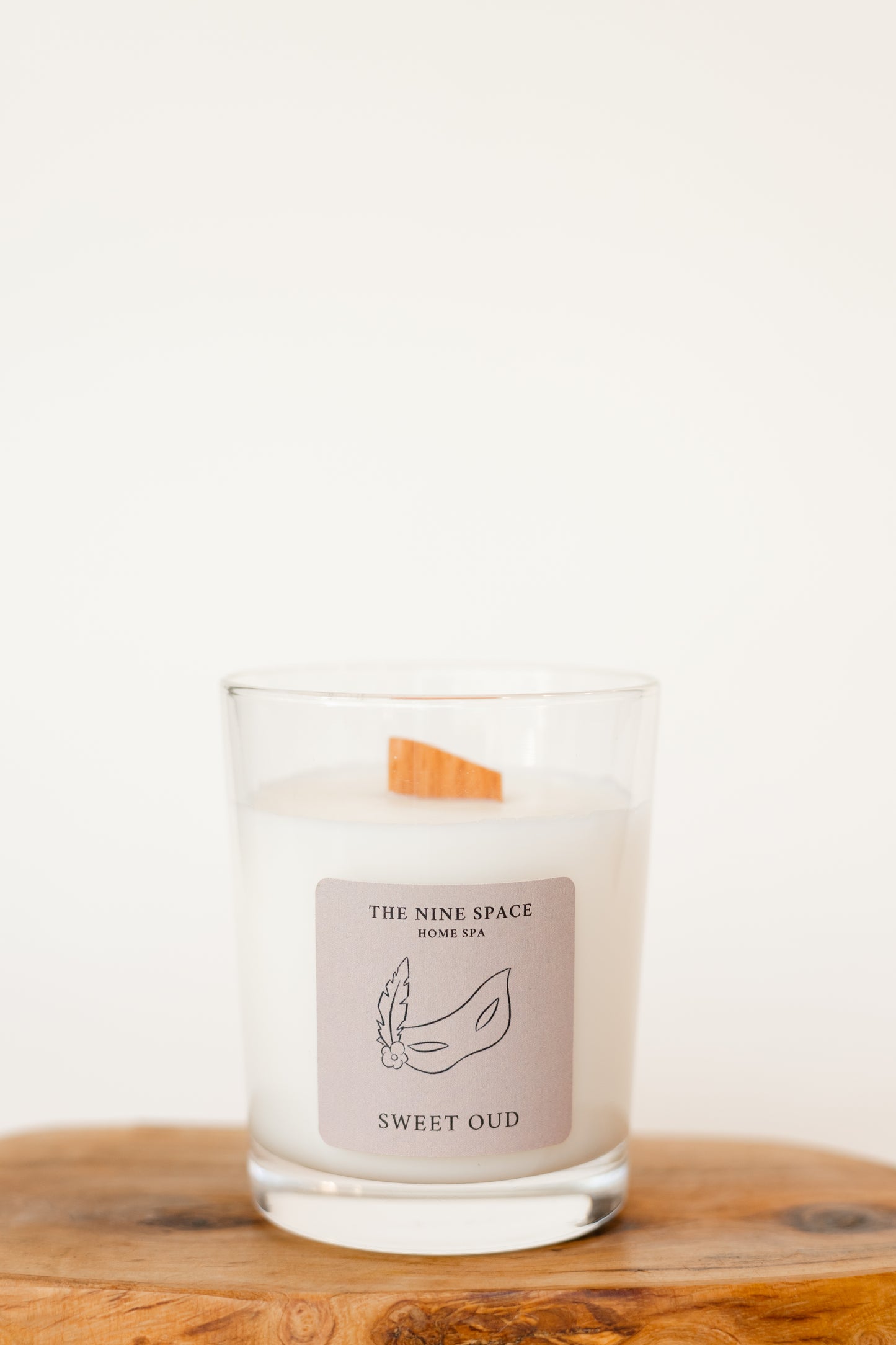 Sweet Oud Duftkerze Holzdocht brennend warm | THE NINE SPACE