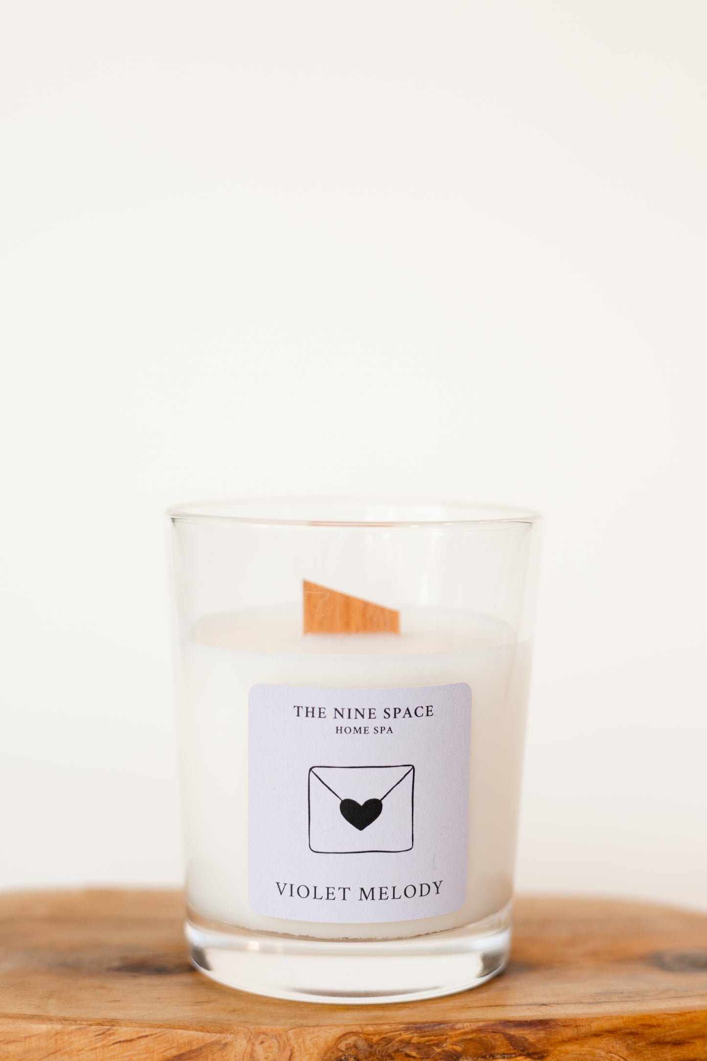 Violet Melody Duftkerze brennend elegant | THE NINE SPACE