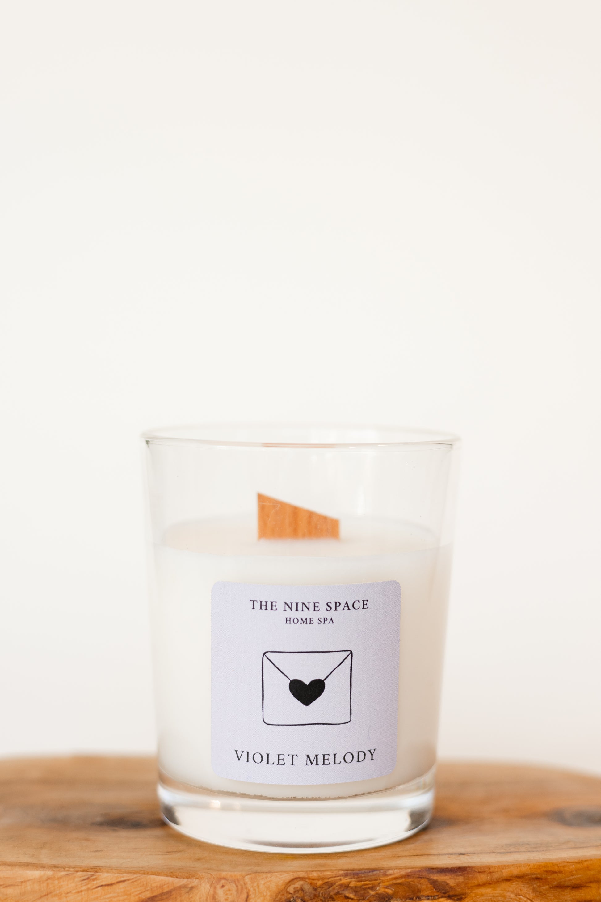 Violet Melody Duftkerze brennend elegant | THE NINE SPACE