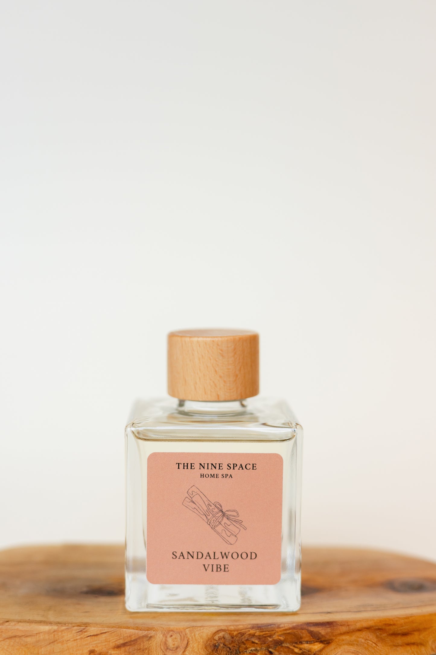 Sandalwood Raumduft Stimmungsbild warm und edel | THE NINE SPACE