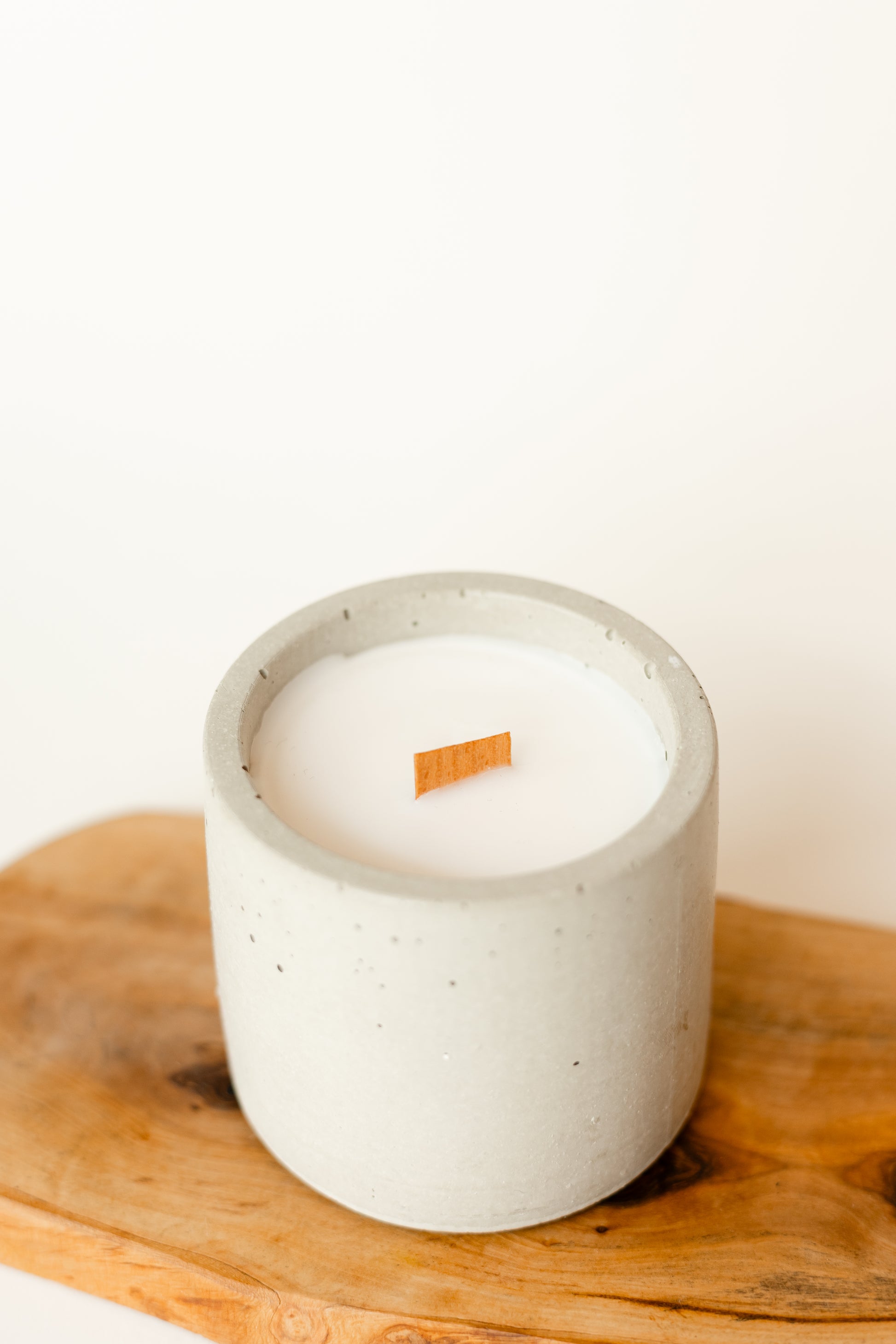 Calm Candle Kerze brennend Detailbild Flamme | THE NINE SPACE