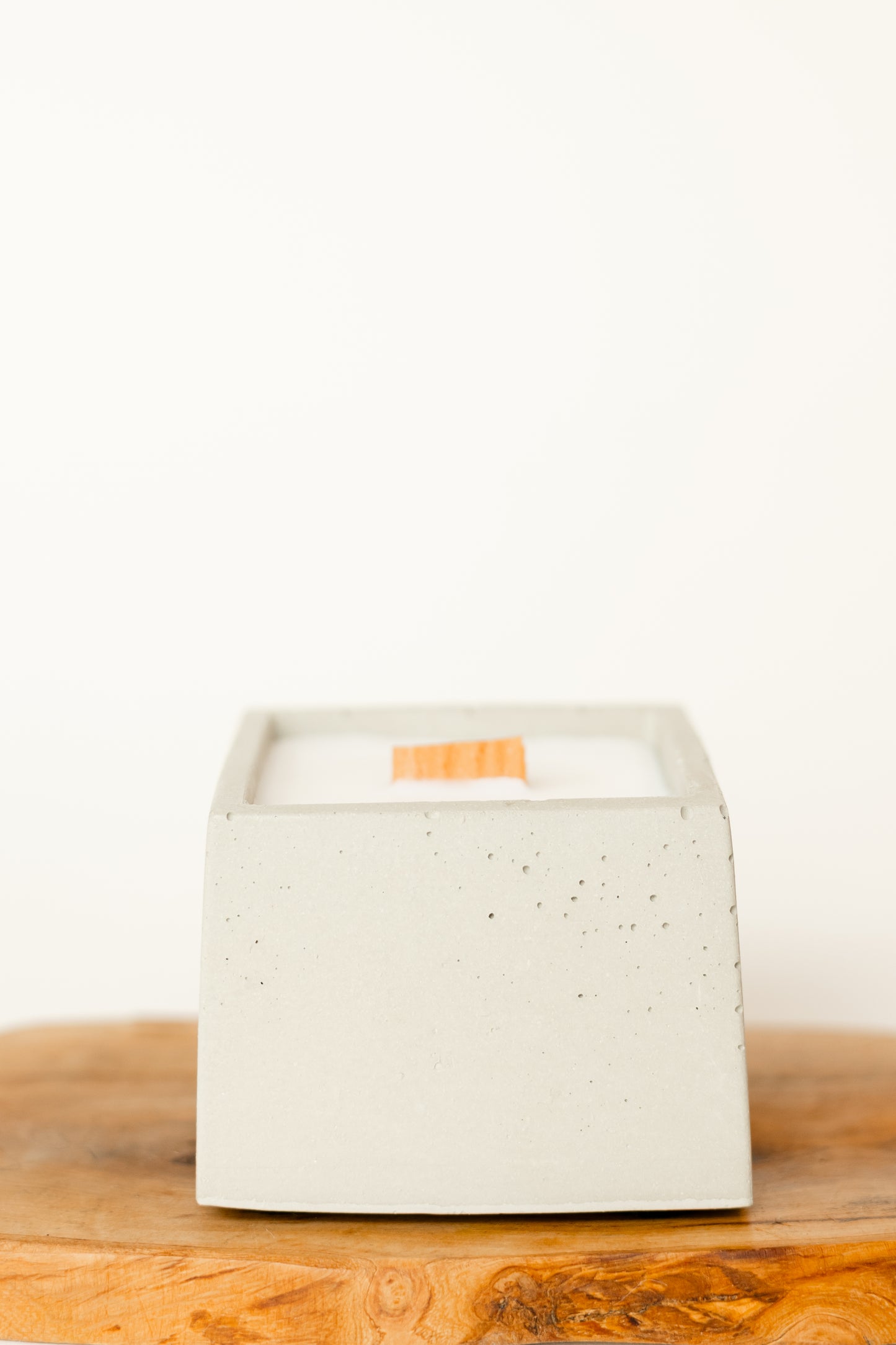 Designkerze fuer ruhige Atmosphaere und Entspannung | THE NINE SPACE