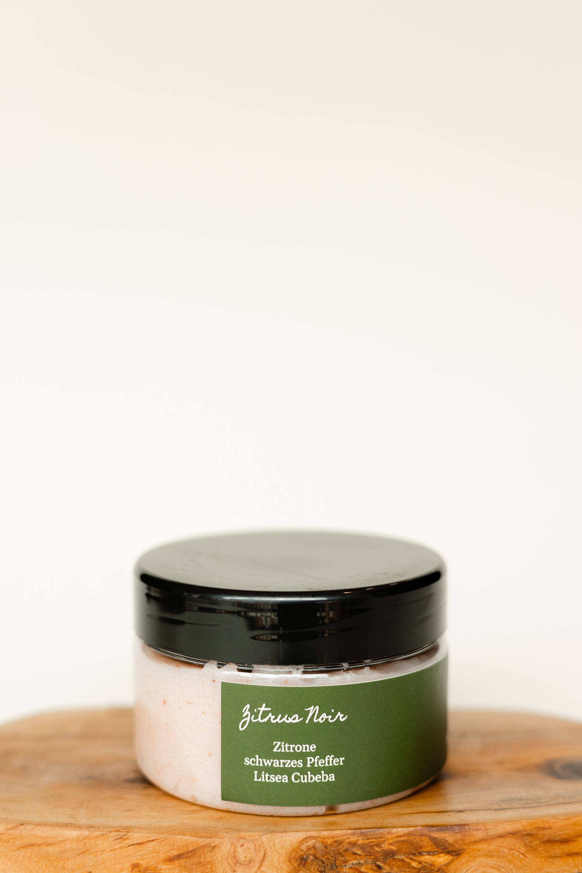 Zitrus Noir Scrub Anwendung Dusche | THE NINE SPACE