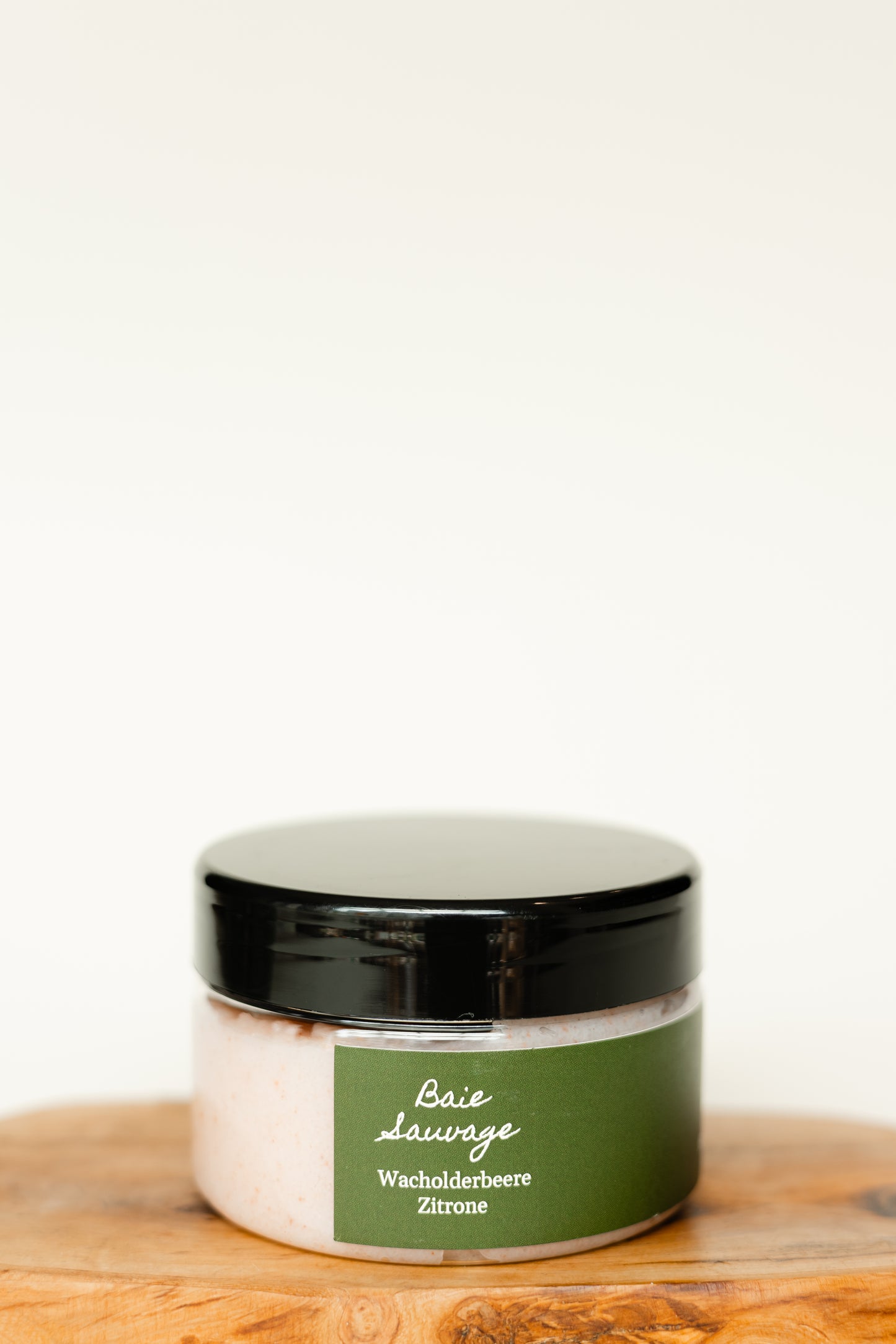 Baie Sauvage Scrub Anwendung Dusche | THE NINE SPACE