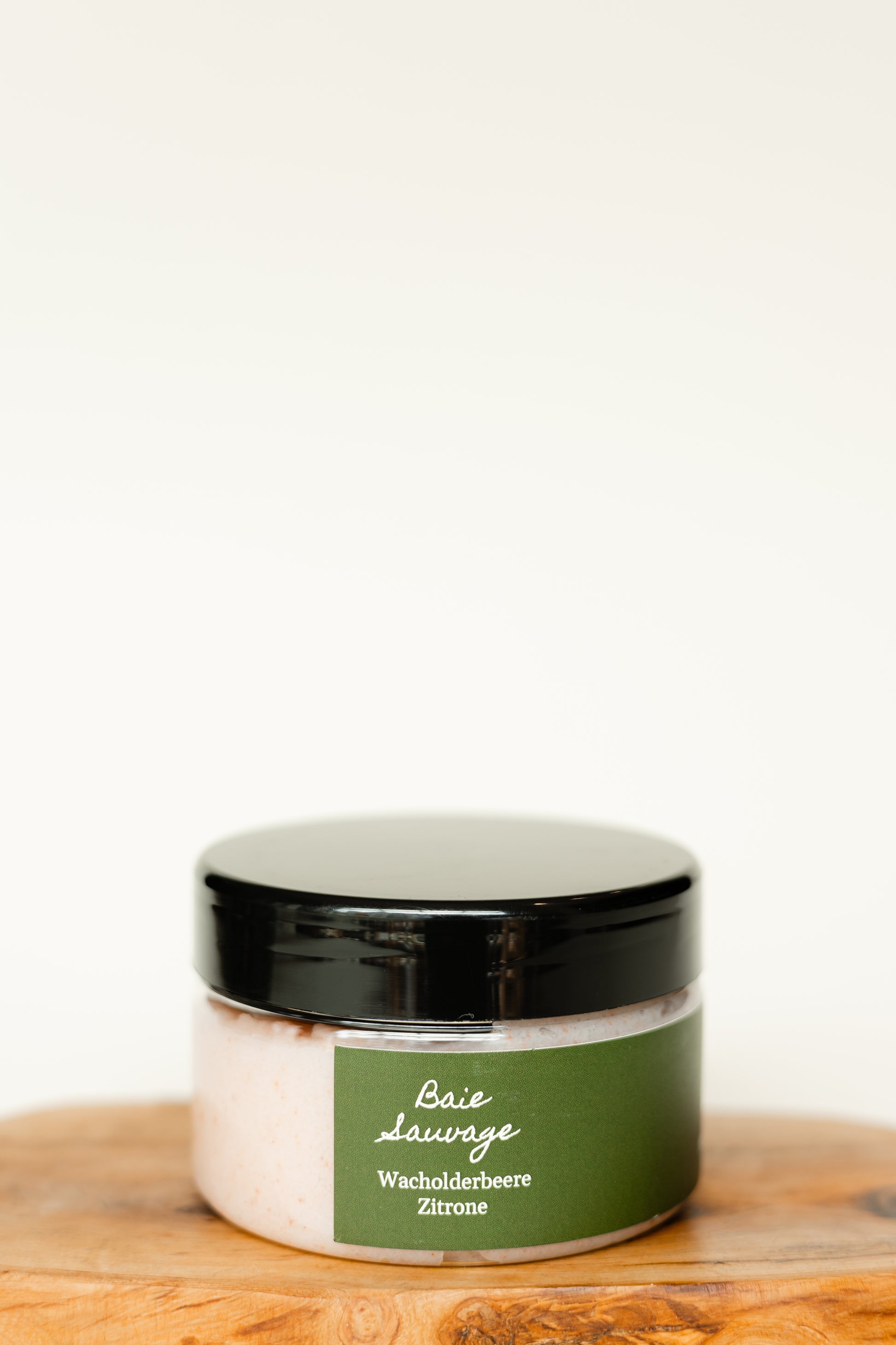 Baie Sauvage Scrub Anwendung Dusche | THE NINE SPACE