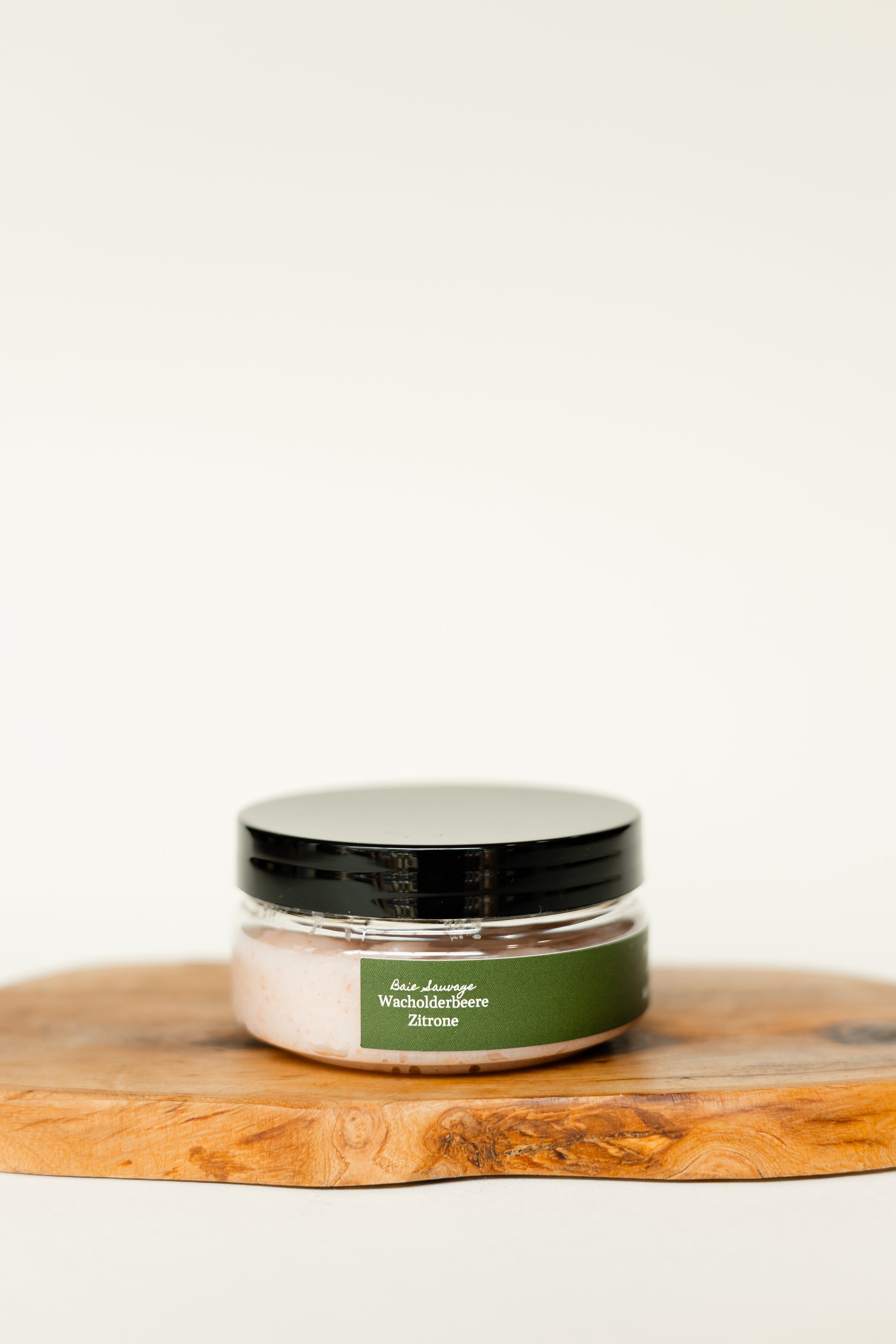 Baie Sauvage Koerperscrub Textur Nahaufnahme | THE NINE SPACE
