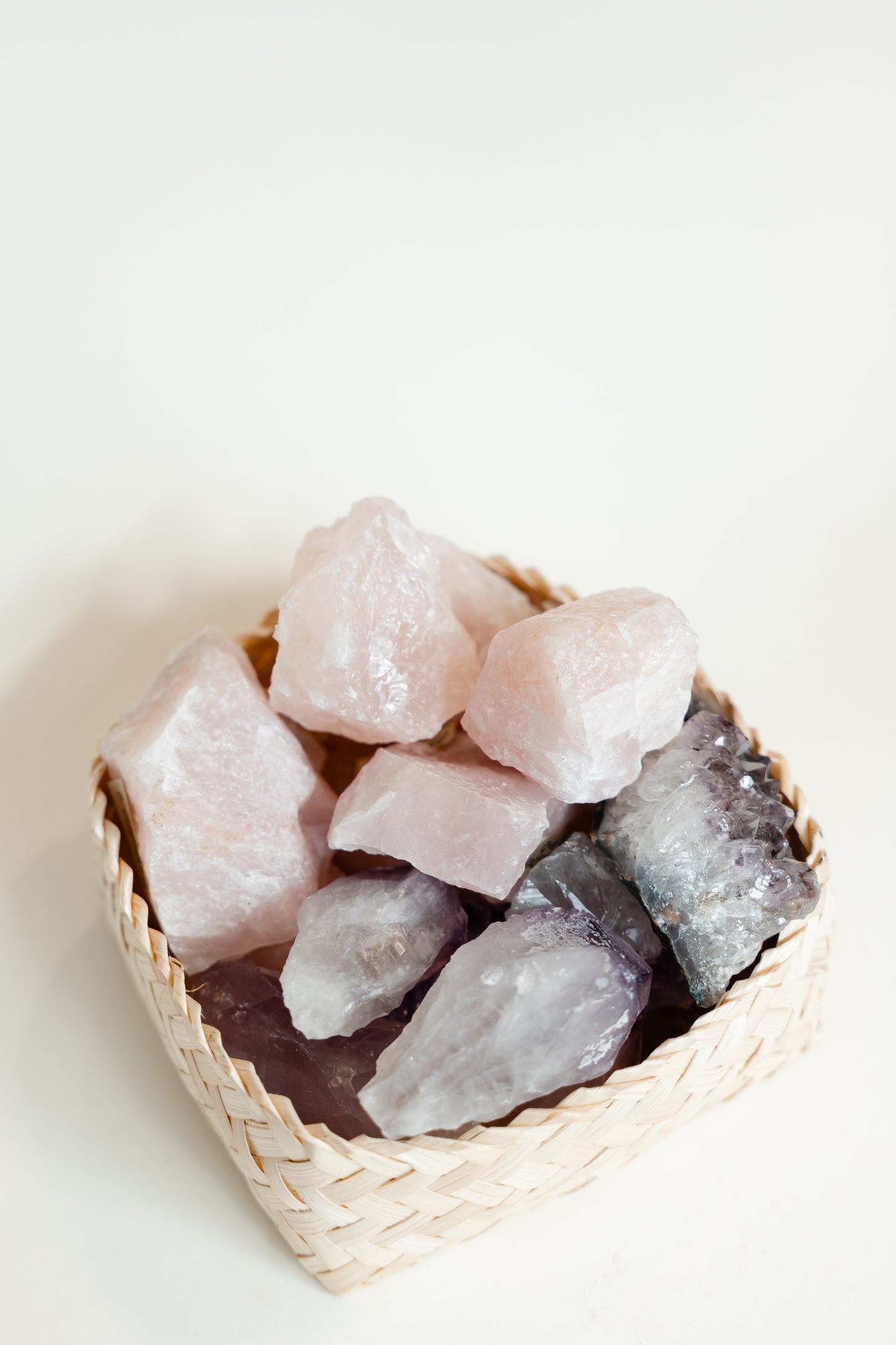 ZARTE SPLITTER – Kristalle aus Rosenquarz & Amethyst