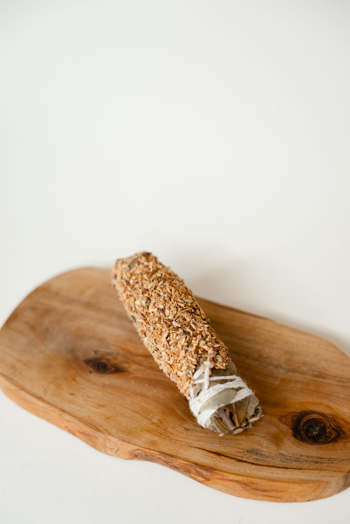 SMUDGE STICK – Räucherbündel White Sage, Juniper, Cedar, Rose, Palo Santo