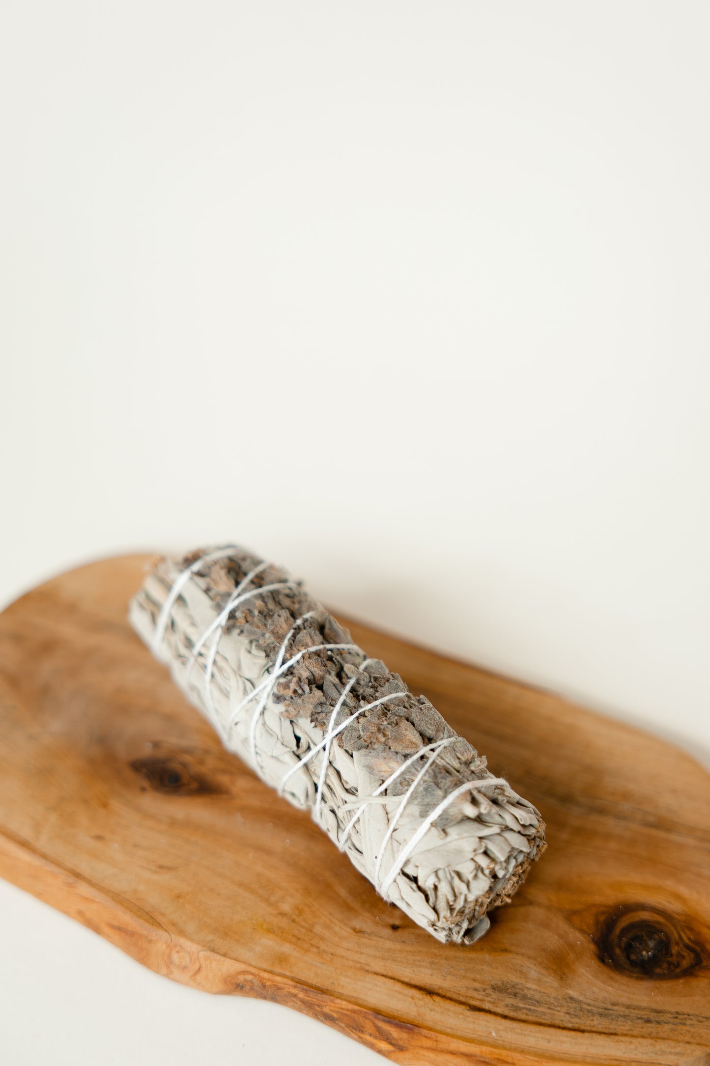 SMUDGE STICK – Räucherbündel White Sage, Juniper, Cedar, Rose, Palo Santo