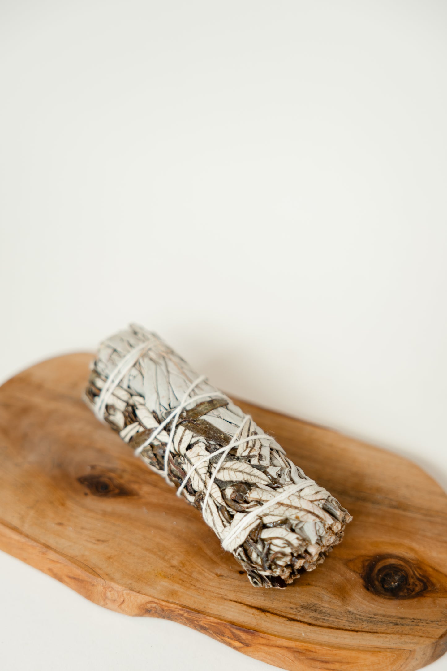 SMUDGE STICK – Räucherbündel White Sage, Juniper, Cedar, Rose, Palo Santo