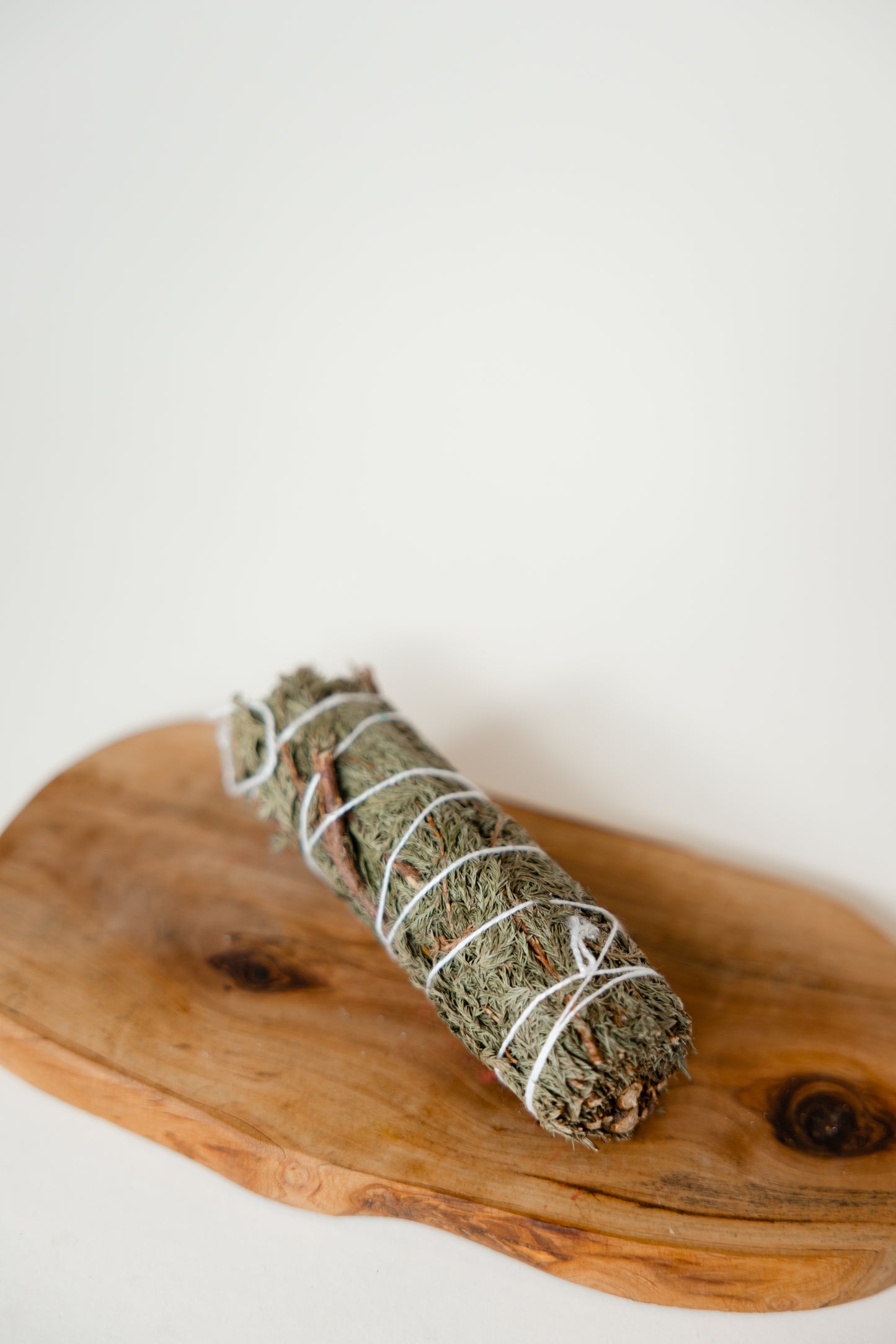 SMUDGE STICK – Räucherbündel White Sage, Juniper, Cedar, Rose, Palo Santo