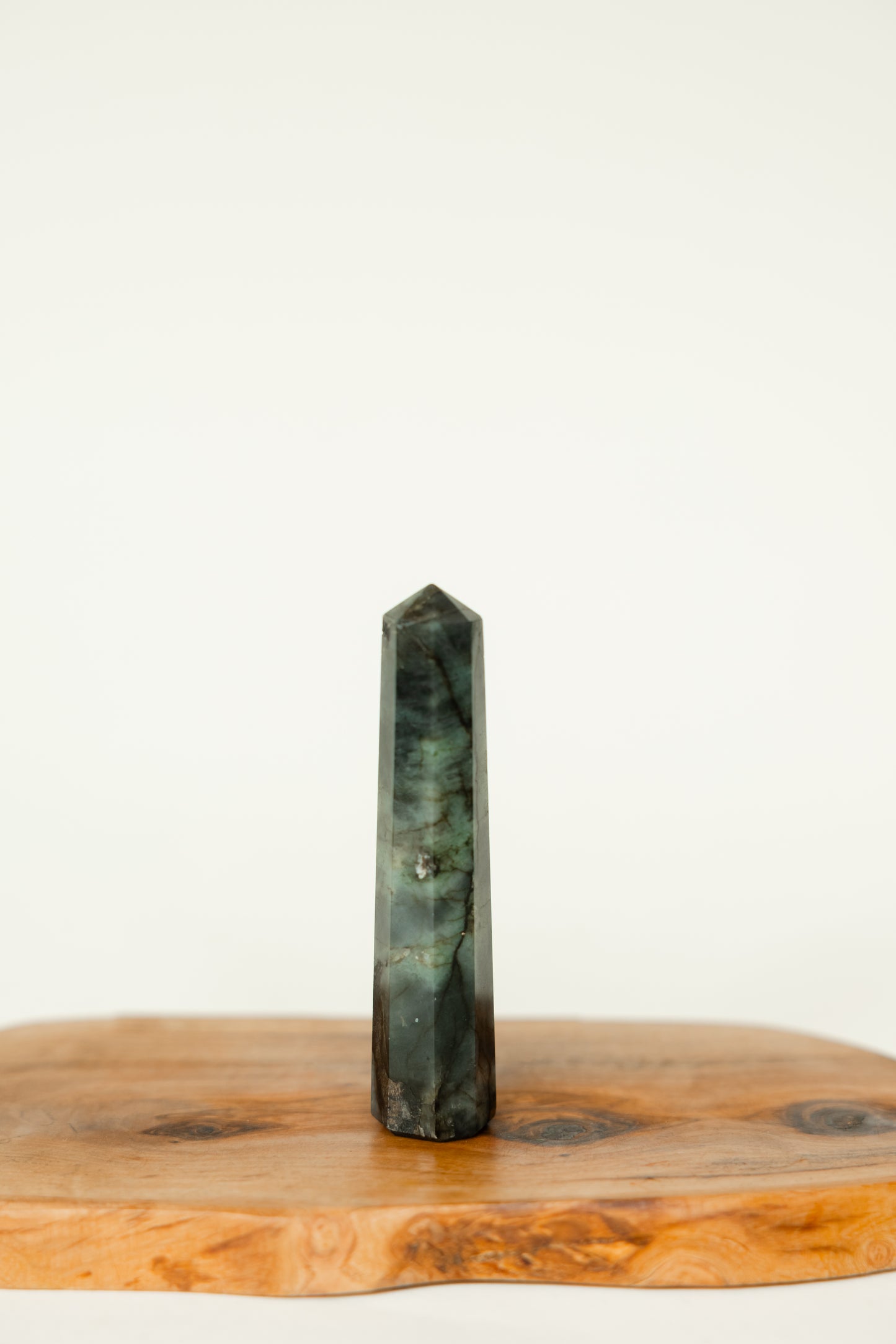 OBELISK – Polierter Kristall in zeitloser Form