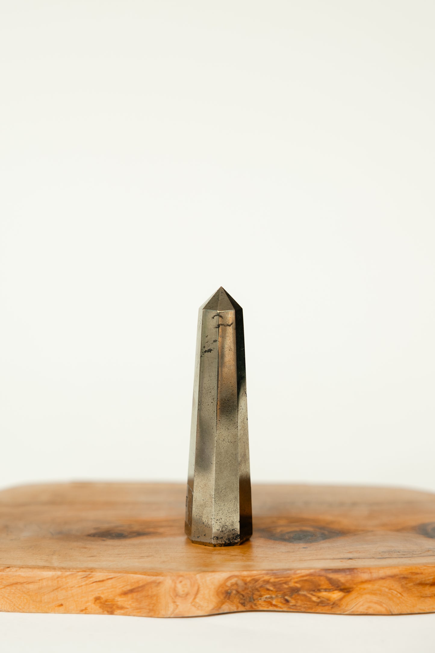 OBELISK – Polierter Kristall in zeitloser Form