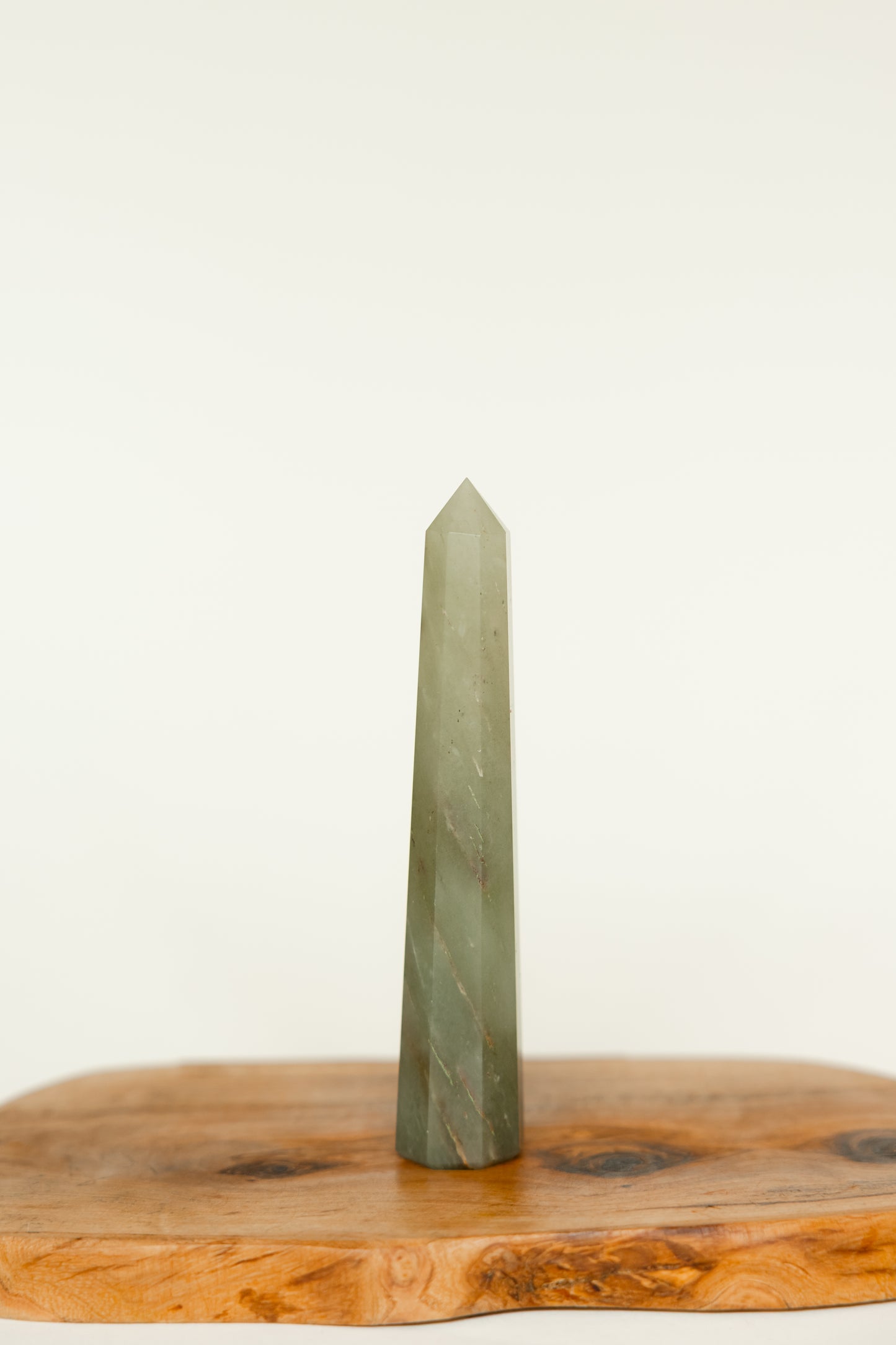 OBELISK – Polierter Kristall in zeitloser Form