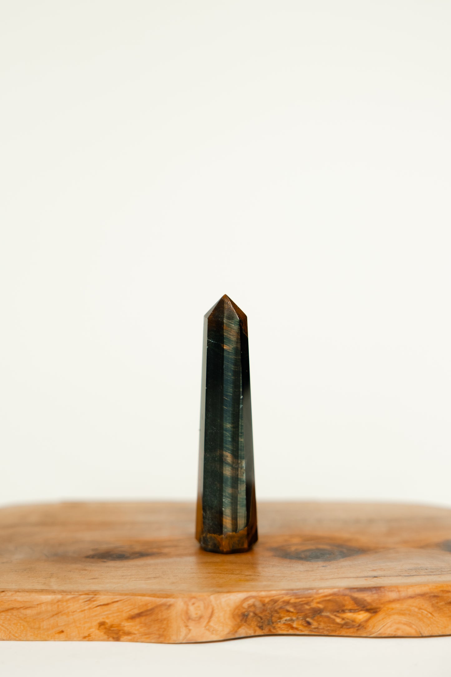 OBELISK – Polierter Kristall in zeitloser Form