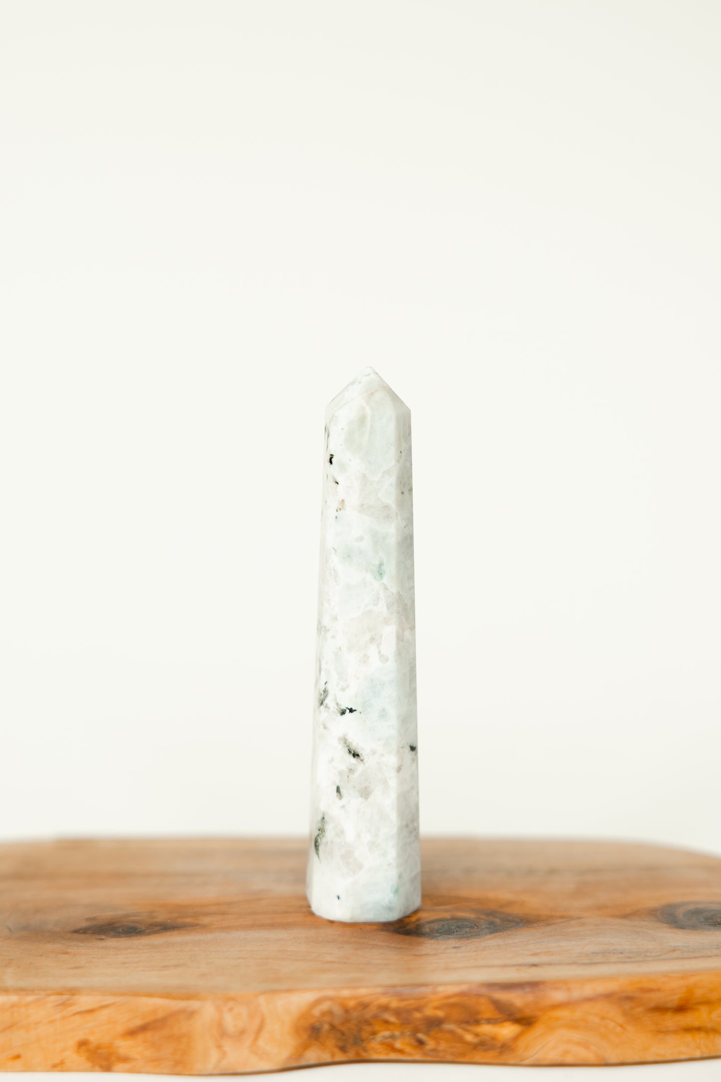 OBELISK – Polierter Kristall in zeitloser Form