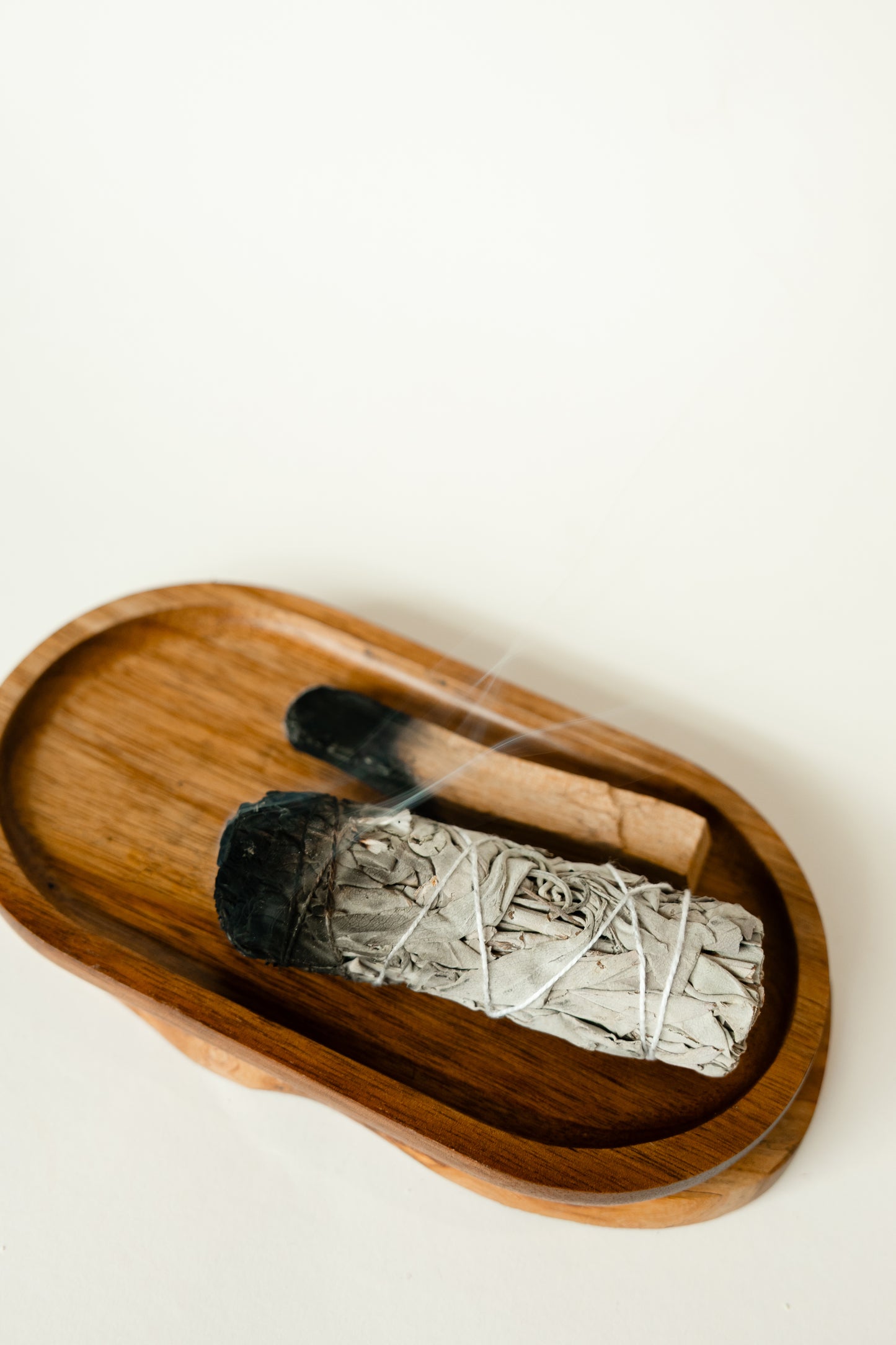 SMUDGE STICK – Räucherbündel White Sage, Juniper, Cedar, Rose, Palo Santo