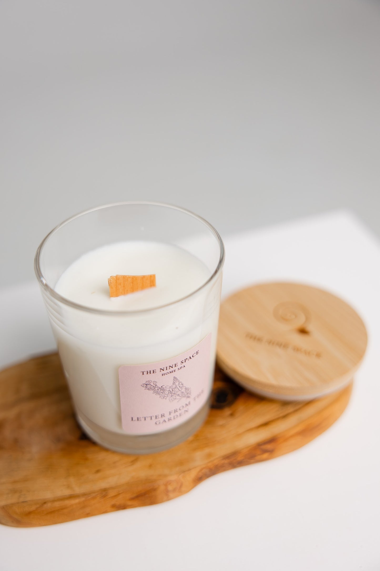 Letter from the GARDEN Kerze - Klarglas mit Holzdocht