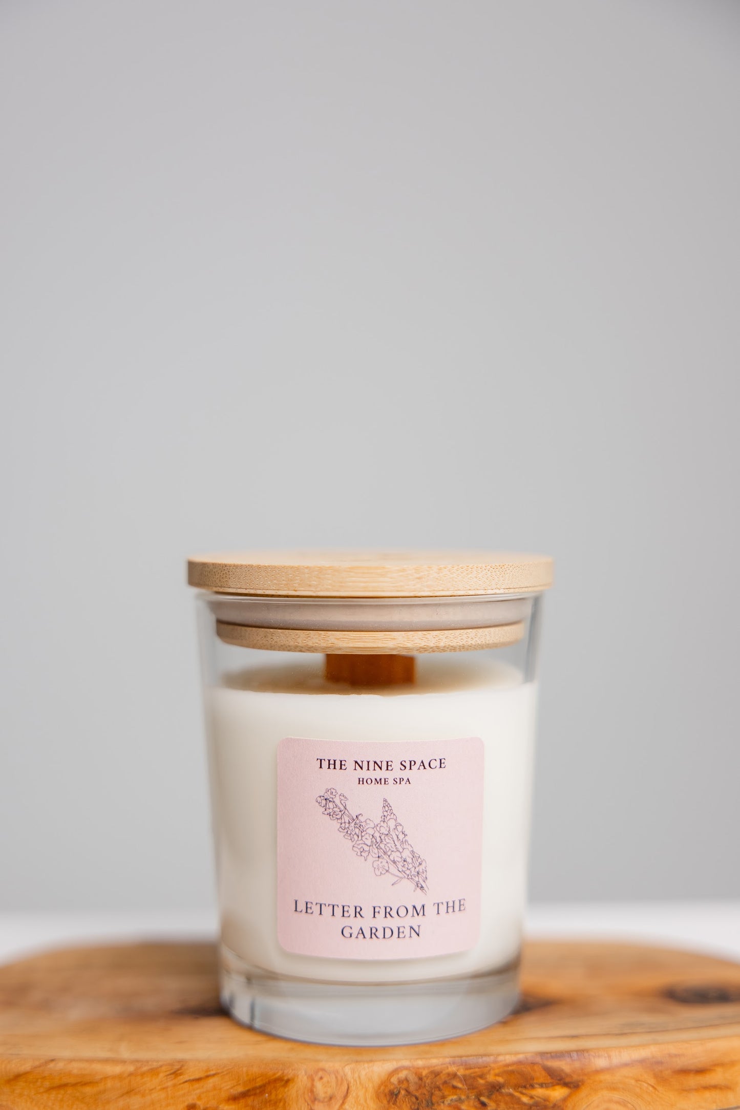 Letter from the GARDEN Kerze - Klarglas mit Holzdocht