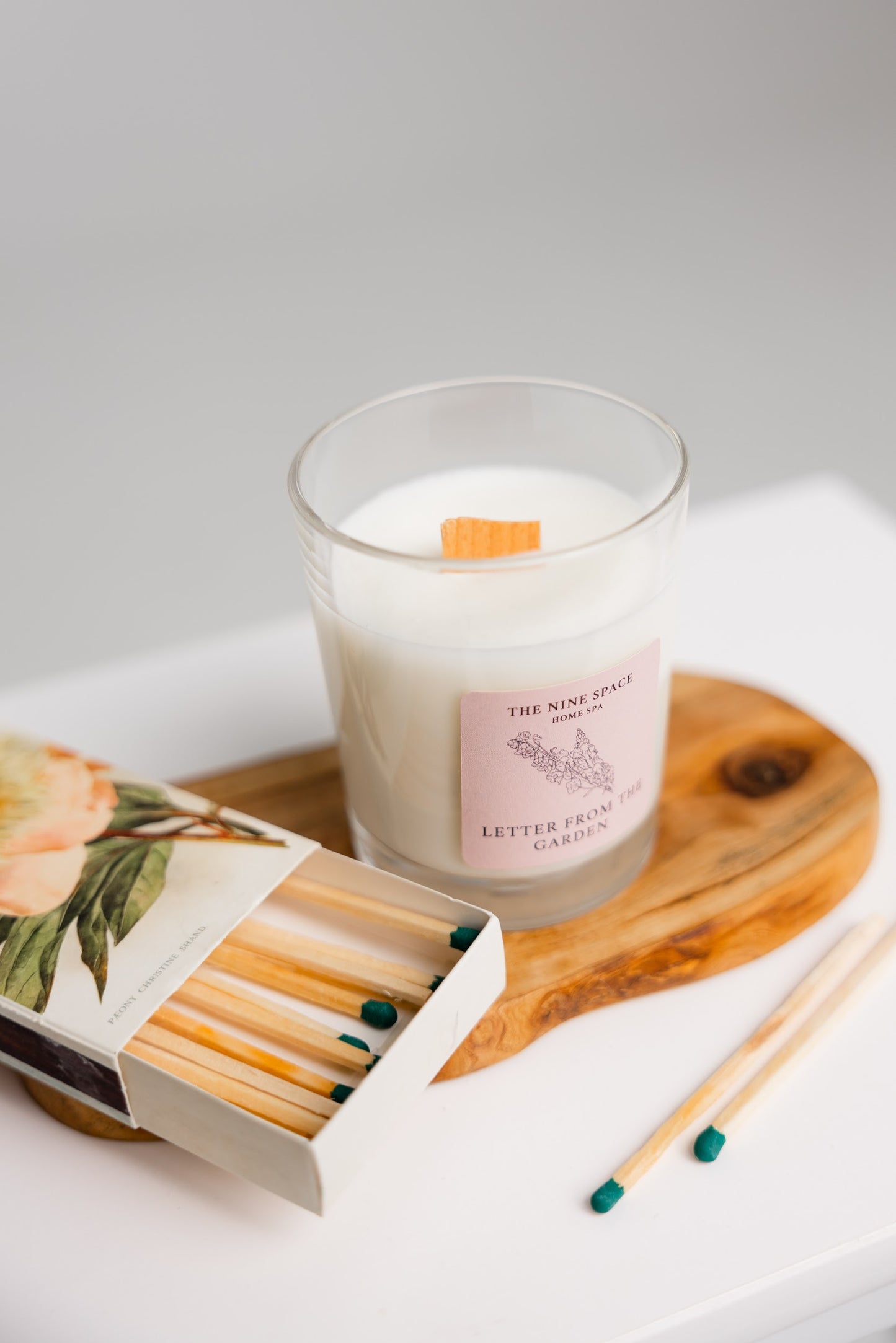 Letter from the GARDEN Kerze - Klarglas mit Holzdocht