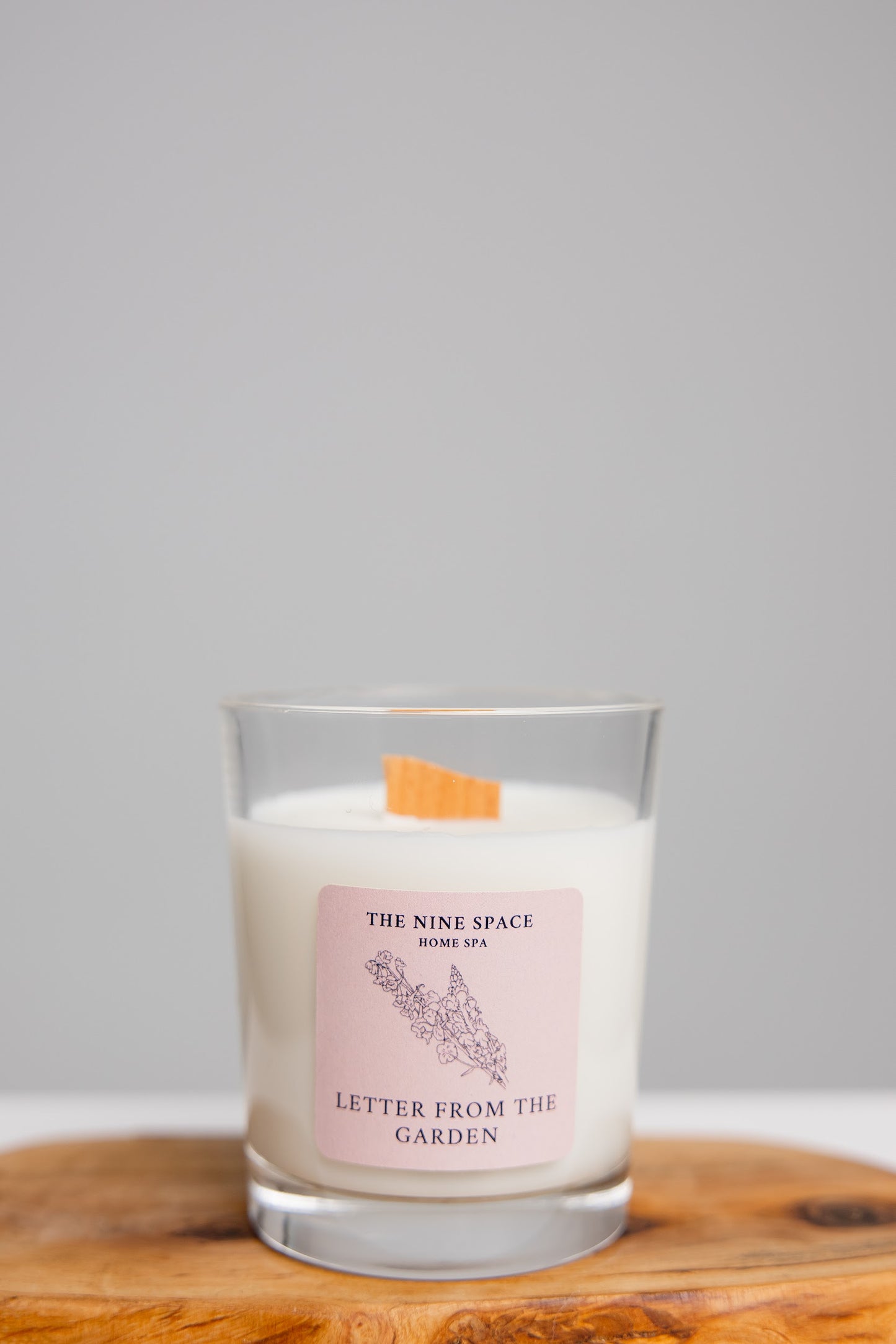 Letter from the GARDEN Kerze - Klarglas mit Holzdocht