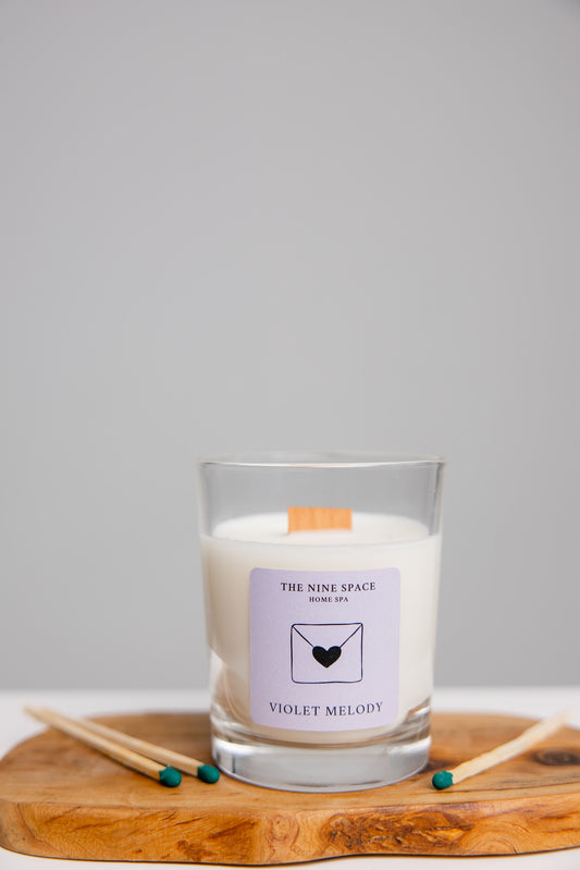 VIOLET MELODY Kerze - Klarglas mit Holzdocht