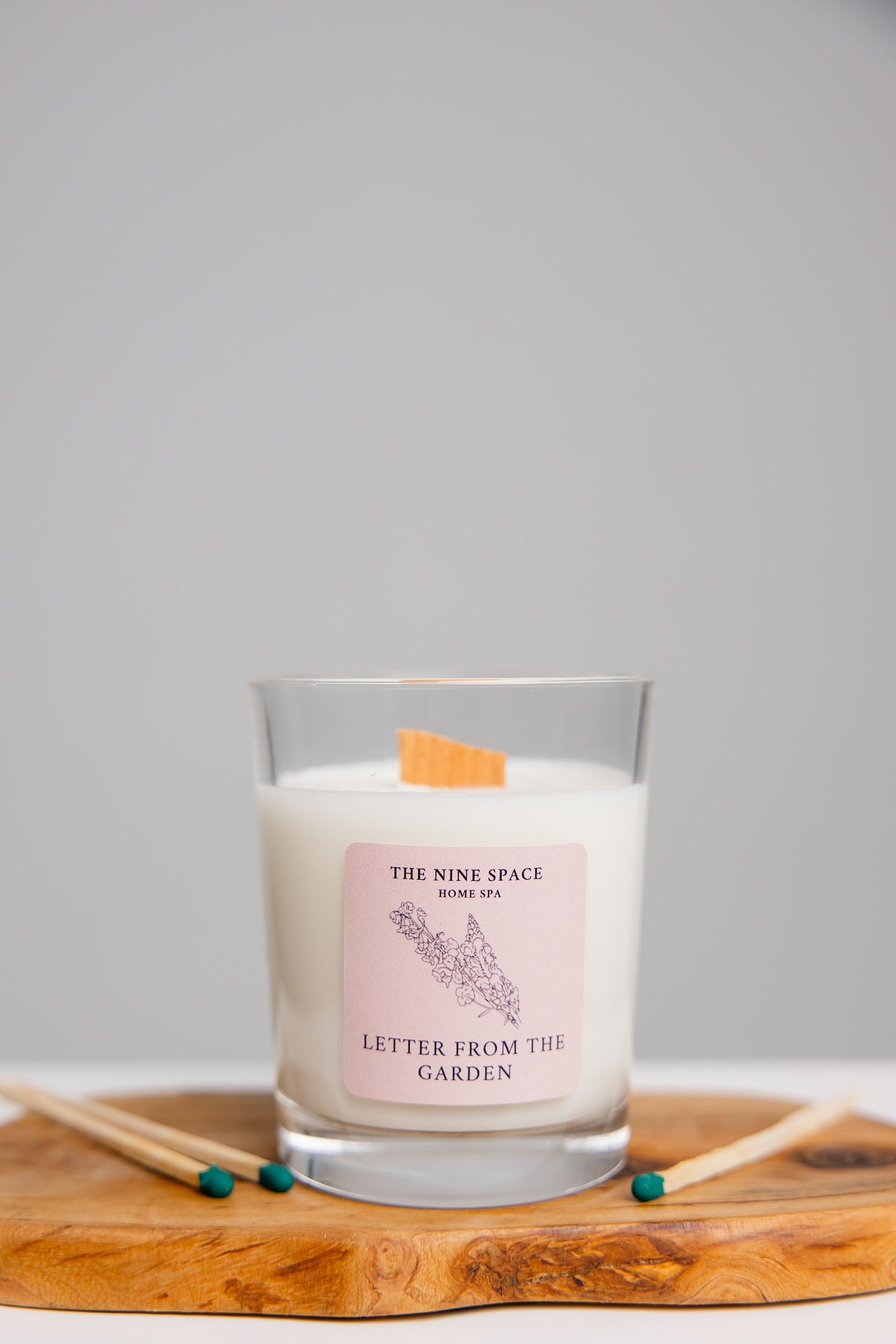 Letter from the GARDEN Kerze - Klarglas mit Holzdocht
