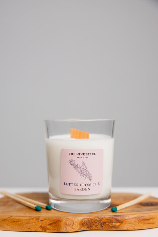 Letter from the GARDEN Kerze - Klarglas mit Holzdocht